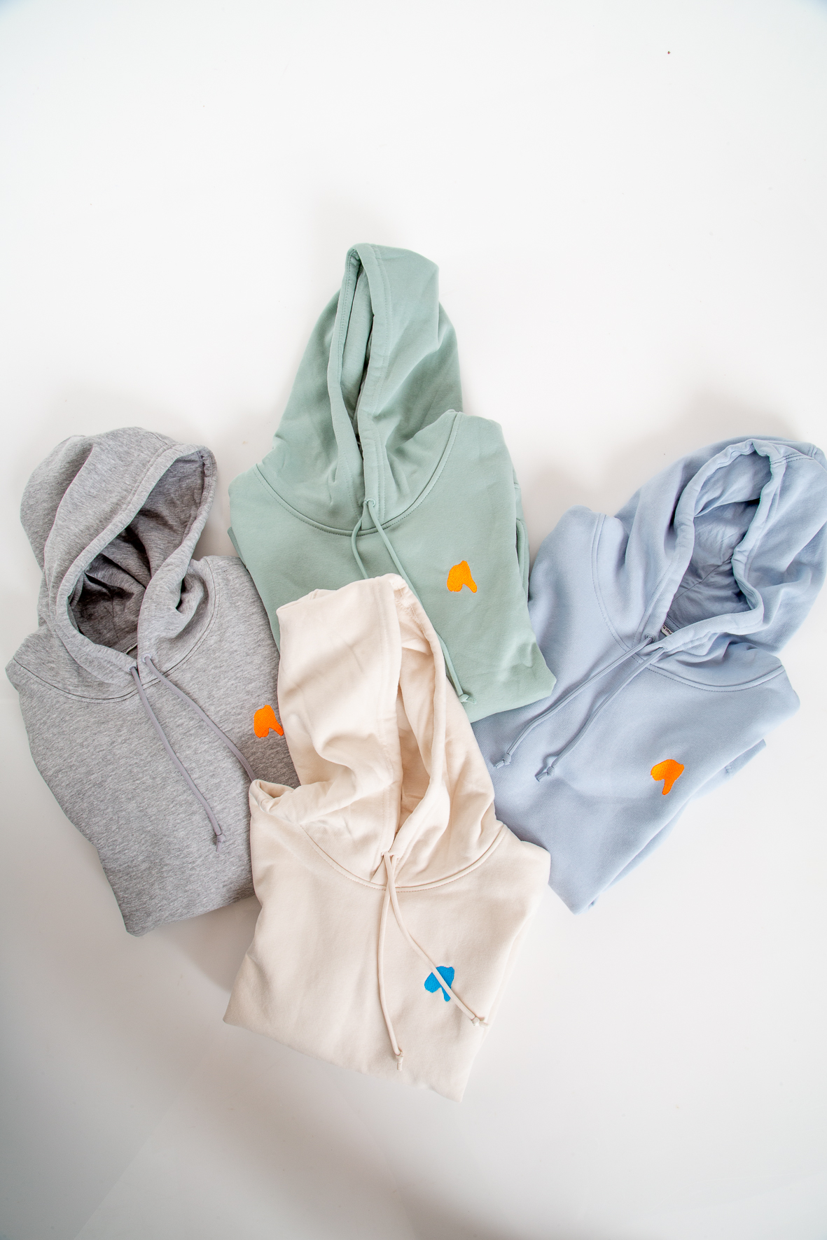 Gefaltete Hoodies mit gesticktem Seeumriss in Orange und Blau